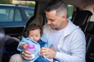 Chauffe-biberon voiture 2026 : Guide complet pour trajets avec bébé