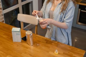 Stérilisation biberon MAM : guide complet 2026 avec méthodes pratiques
